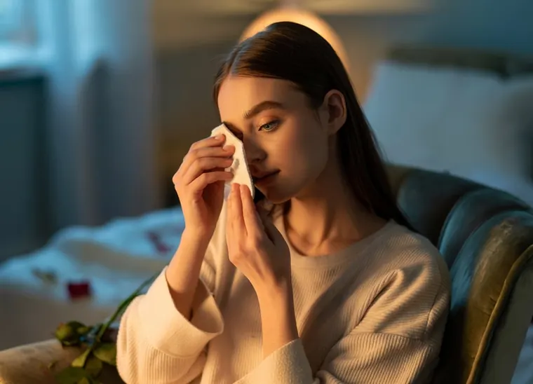 Cómo eliminar maquillaje waterproof de ojos sin irritar la piel